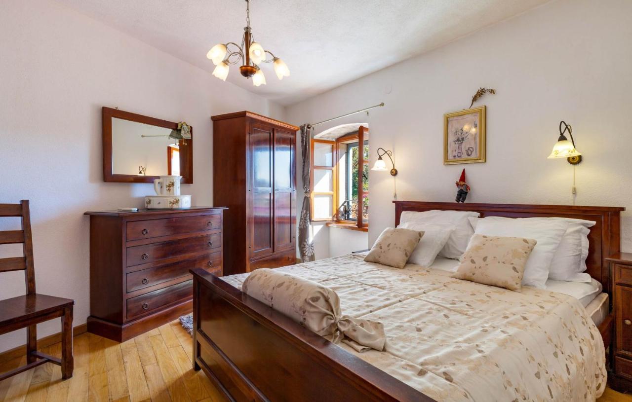 Villa Vicina Heritage Villa For 9,Milna - Close To Restaurants And Shops Exteriér fotografie