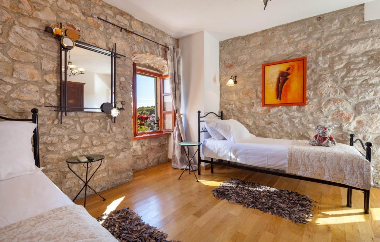 Villa Vicina Heritage Villa For 9,Milna - Close To Restaurants And Shops Exteriér fotografie